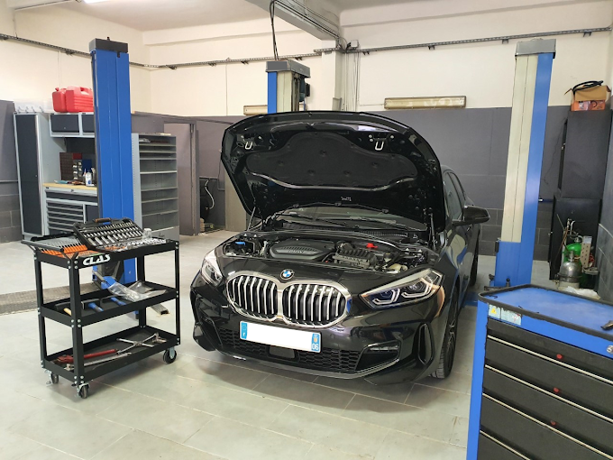 Atelier avec BMW capot ouvert